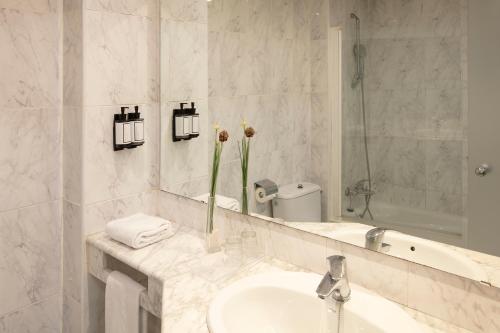 Double or Twin Room image 2