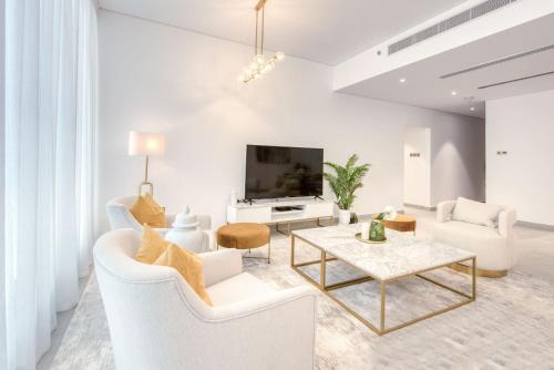 3 bed with pool gym and beach club access on palm - image 3