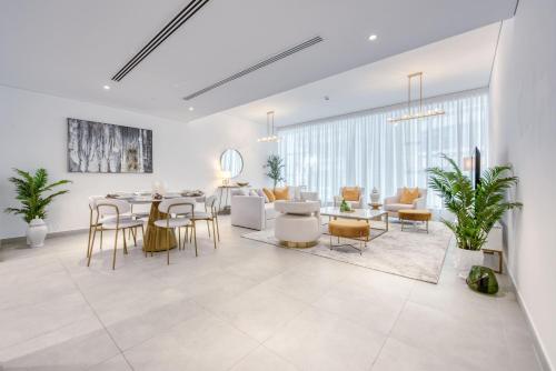3 bed with pool gym and beach club access on palm - image 5