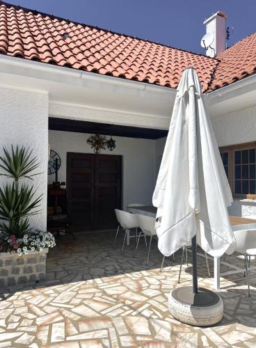 Oprema, Casa do Xisto in Anais