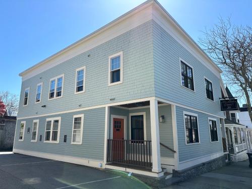 Entire Modern 7 Unit 7 Bath Boutique Inn in Newport, USA