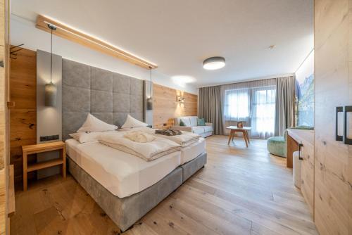 1 queen bed, 1 sofa bed