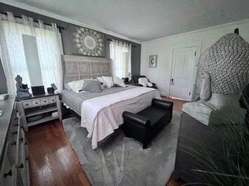 Niagara River Estate in Youngstown, USA
