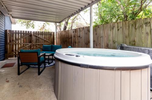 NEW Casa Azul - 2 king Beds Yard HOT TUB! in Nashville, USA