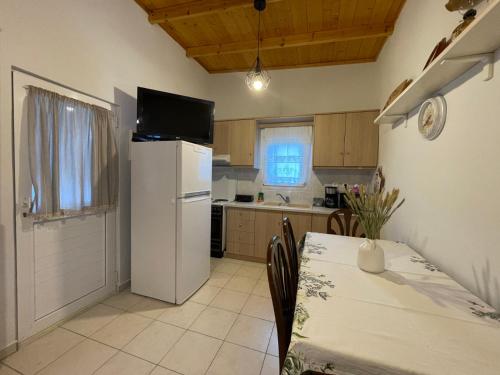 Lefakis cottage in Ormos Korthiou (Cyclades)
