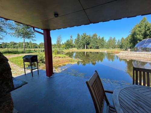 Lakefront cottage 10 min walk from Baltic Sea in Tuja