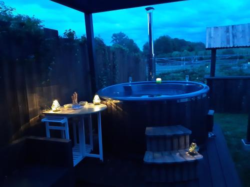 Soirée romantique avec Bain Nordique sur Domaine Equestre, Studio Tout Confort (Soiree romantique avec Bain Nordique sur Domaine Equestre, Studio Tout Confort) in Cosges
