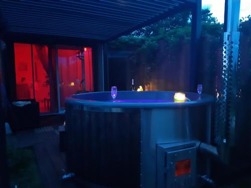 Soirée romantique avec Bain Nordique sur Domaine Equestre, Studio Tout Confort (Soiree romantique avec Bain Nordique sur Domaine Equestre, Studio Tout Confort) in Cosges