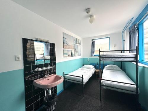 The Flying Pig Beach Hostel Age 18 to 40 Room Type - Single Bed in Female Dormitory Room