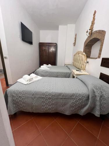 1 queen bed, 2 twin beds
