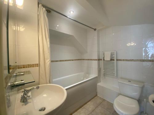 Double or Twin Room - Basement image 3