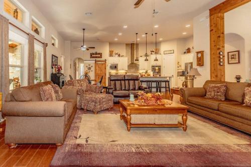 Hill Country 5 Acre Ranch Home With Pool and Hill Country Views! in Austin, USA
