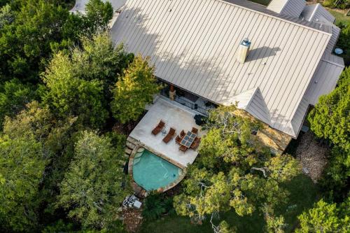Hill Country 5 Acre Ranch Home With Pool and Hill Country Views! in Austin, USA