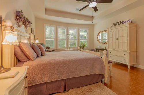 Hill Country 5 Acre Ranch Home With Pool and Hill Country Views! in Austin, USA