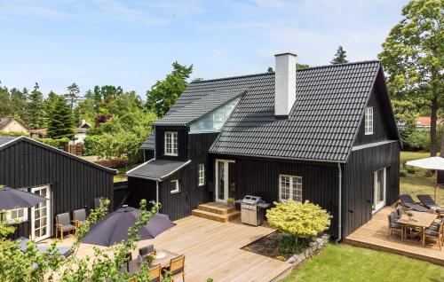 5 Bedroom Nice Home In Væggerløse