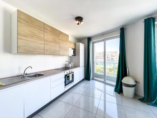 Msida Central Suites - EMMNIC Court 5