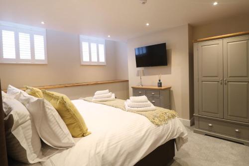1 king bed, 1 sofa bed