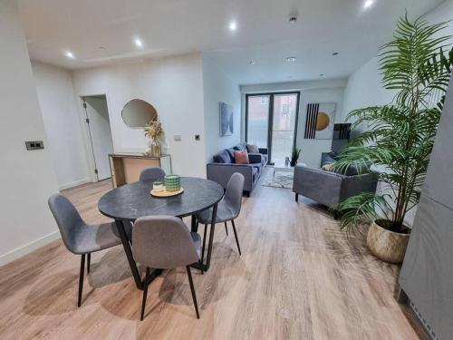 Stunning 4-bedroom Townhouse with Free Parking, Манчестер (фото 2)