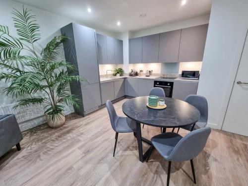 Stunning 4-bedroom Townhouse with Free Parking, Манчестер (фото 7)