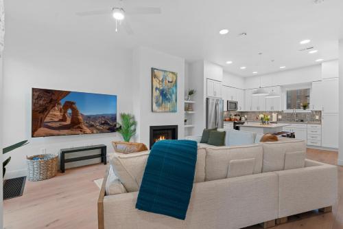 Downtown Lux Townhouse 3Bd 4Ba 2 King Bed, Garage