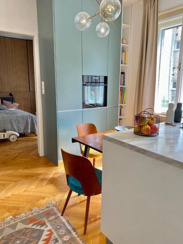 Fraňa by Ellements in old town with balcony, Bratislava (Foto 7)
