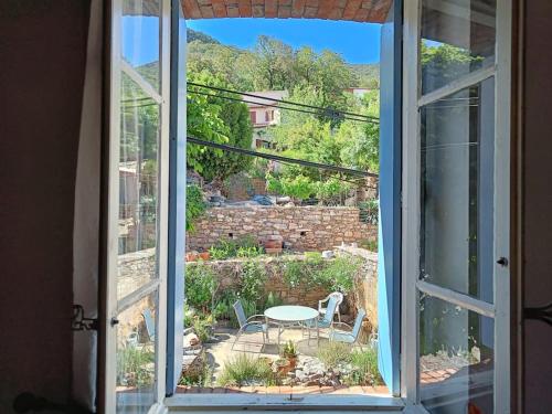 Ceps Cottage sleeps 6 with free wifi near the river in Roquebrun