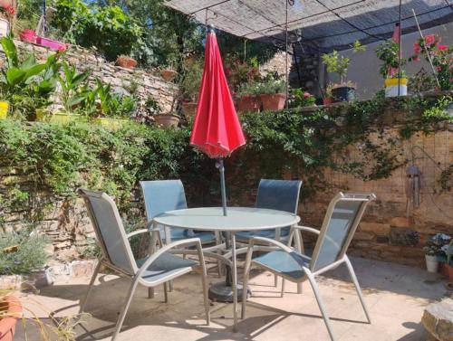 Ceps Cottage sleeps 6 with free wifi near the river in Roquebrun