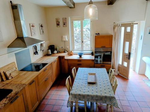 Ceps Cottage sleeps 6 with free wifi near the river in Roquebrun