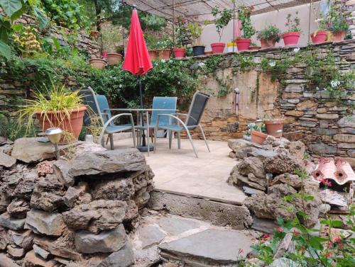 Ceps Cottage sleeps 6 with free wifi near the river in Roquebrun