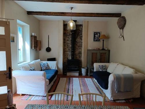 Ceps Cottage sleeps 6 with free wifi near the river in Roquebrun
