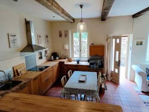 Ceps Cottage sleeps 6 with free wifi near the river in Roquebrun