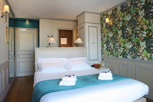 Double Room with Balcony image 3