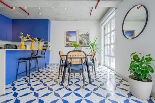 Two-Bedroom Deluxe Apartment with Balcony image 5