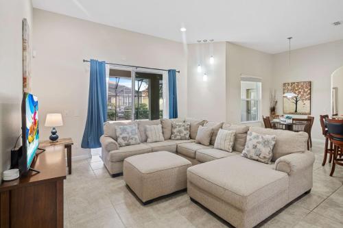 4096 Oaktree Drive in Davenport, USA