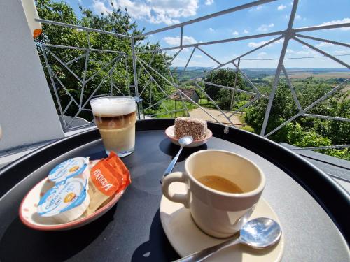 Várta-Lak Panoráma Présház Vendégház (Varta-Lak Panorama Preshaz Vendeghaz) in ยาสด์