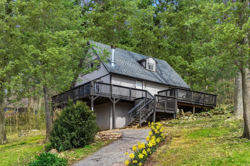 Hot Tub, Wraparound Deck, & WiFi at Chalet Cabin in Inwood, USA