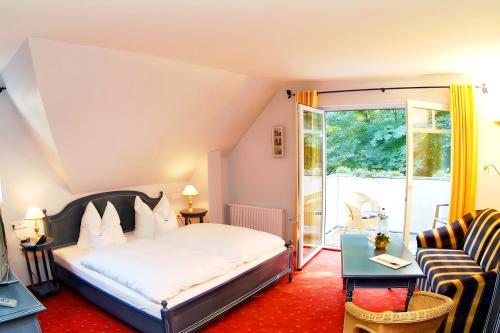 1 queen bed, 1 twin bed