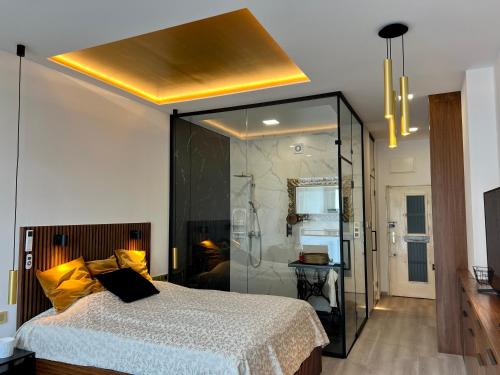 Golden Studio at Erzsebet bridge 1