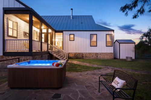 Scimitar Landing Home, sleeps 12 in Fredericksburg, USA
