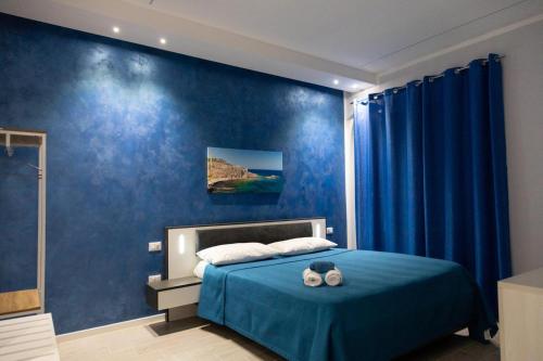 1 queen bed, 2 twin beds