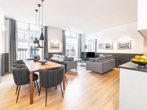 LivinParis Luxury AC 3 Bedrooms Le Louvre II - main image