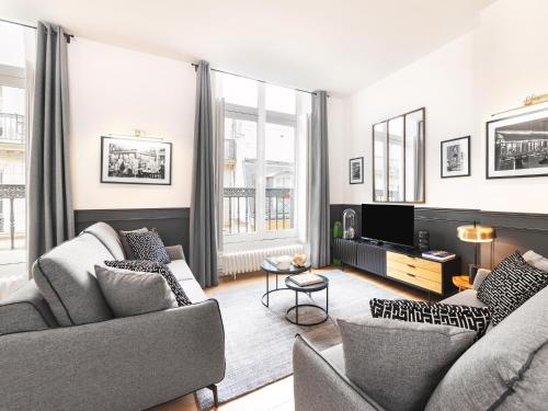 LivinParis Luxury AC 3 Bedrooms Le Louvre II, Paryż