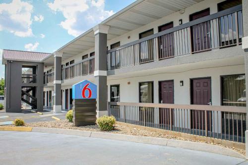 Hotelli välisilme, Motel 6 Knoxville, TN - East near Historic Ramsey House