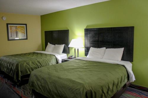 2 queen beds