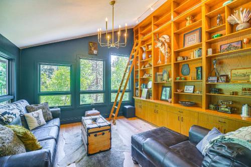 Evergreen Abode with Hot Tub, Decks and Mountain Views in Evergreen, USA