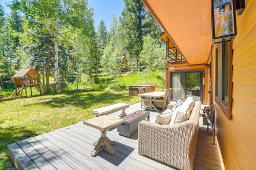 Evergreen Abode with Hot Tub, Decks and Mountain Views in Evergreen, USA