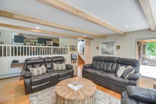 Evergreen Abode with Hot Tub, Decks and Mountain Views in Evergreen, USA