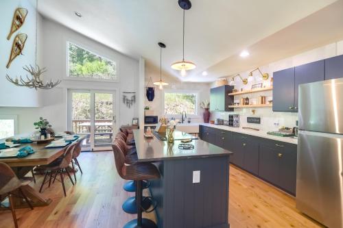 Evergreen Abode with Hot Tub, Decks and Mountain Views in Evergreen, USA