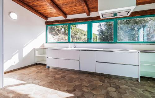 virtuve, 3 Bedroom Awesome Home In Perdifumo in Perdifumo