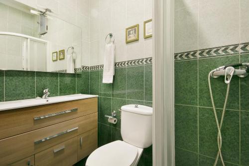 Single Room with Shared Bathroom image 2